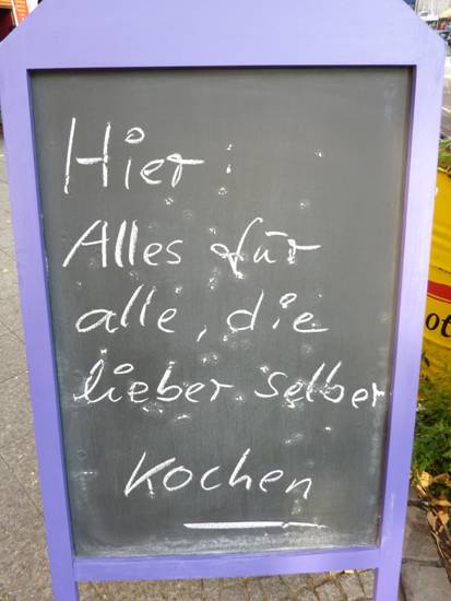 Berlin, Kreuzberg, Tafel mit Inschrift: Hier Alles fuer alle, die lieber selber kochen