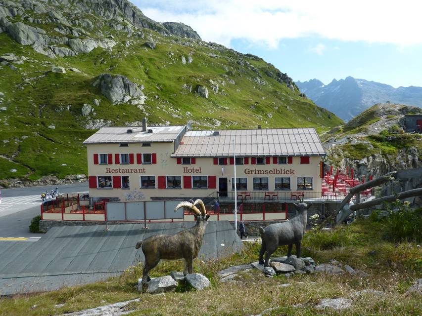Schweiz Rundreise, Berghotel auf der Passhoehe des Grimselpasses