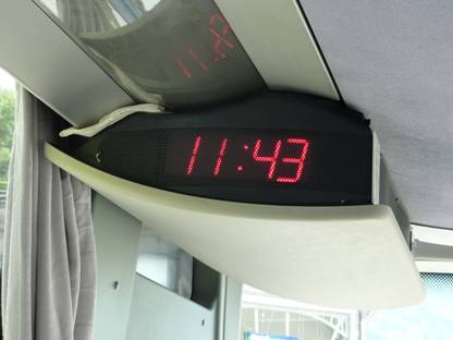 Schweiz Rundreise, Bus-Innen, Digitale Uhr zeigt 11:43 