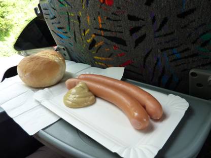 Schweiz Rundreise, Wuerstel essen im Reisebus