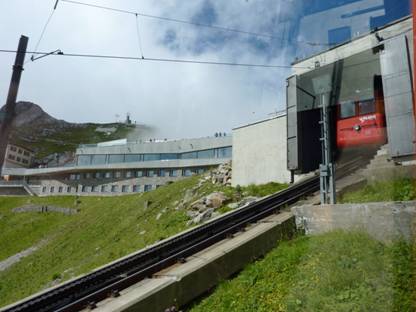 Schweiz Rundreise, Pilatus Zahnradbahn, Einfahrt in die Bergstation